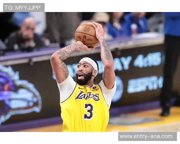 克拉克斯顿半场表现惊艳6投5中贡献12分2篮板2助攻1抢断2盖帽助球队领先